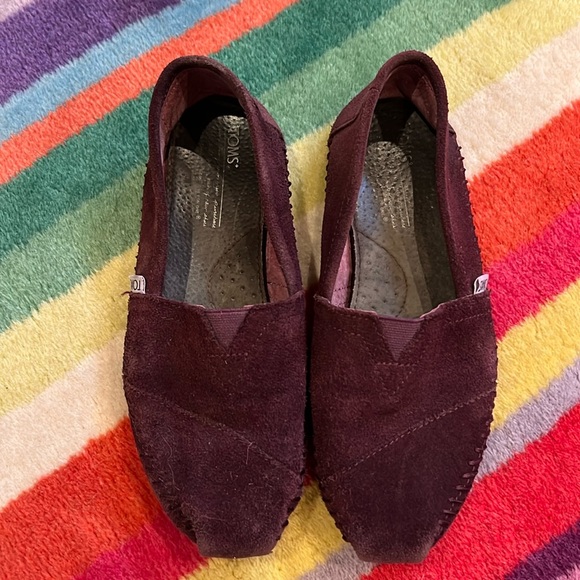 Tom’s suede burgundy slip on 6.5 - Picture 1 of 4